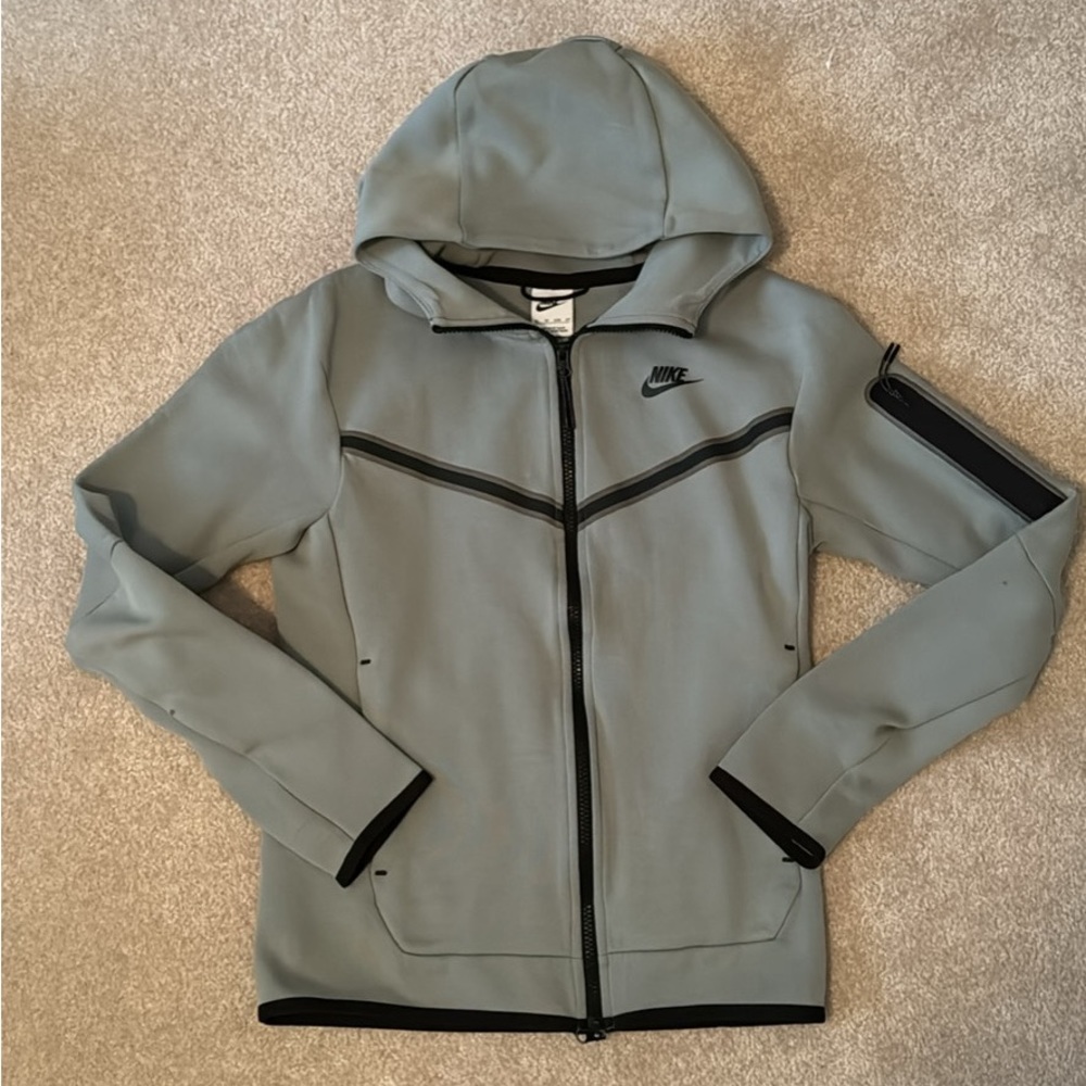 Excellent! Men’s XS green weather sport tech zipup hoodie!